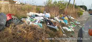 Ardea, la ‘discarica abusiva’ in Via Piacenza continua ad ingrandirsi: il mucchio di rifiuti cresce giorno dopo giorno (FOTO) - Il Corriere della Città