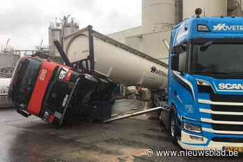 Citerne van truck begeeft het en doet tweede vrachtwagen kantelen