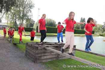 Kinderen overwinnen obstakelrun