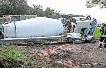 Betonmischer legt sich quer: Lkw kippt im Landkreis Traunstein um - Passauer Neue Presse