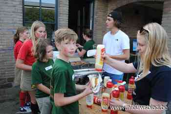 Chiro Hogen spelend en smullend van start in en om Speelgroen
