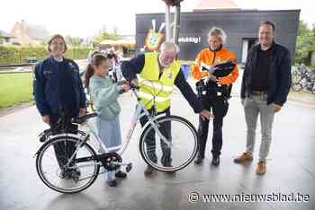 Politie en vrijwilligers controleren fietsverlichting