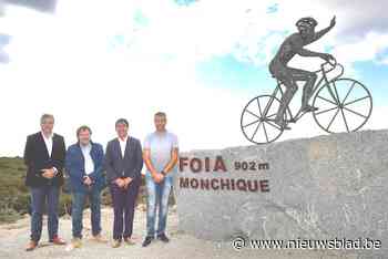 En plots staat er een standbeeld van Remco Evenepoel op een (voor hem bekende) berg in Portugal