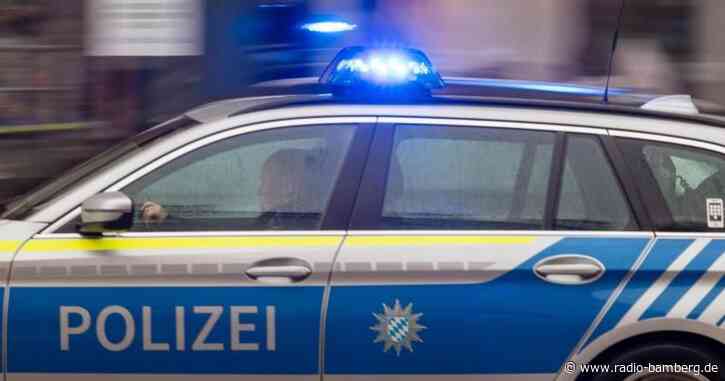 Betrunkener irrt sich in der Tür und tritt diese ein