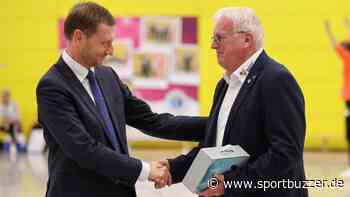 Beim Sieg des HC Rödertal gegen Chemnitz: Ministerpräsident ehrt Ex-Chef Zschiedrich - Sportbuzzer