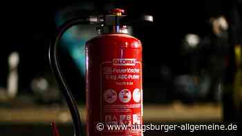 Unbekannter stiehlt an Tankstelle in Augsburg zwei Mal Feuerlöscher