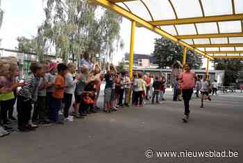 Leerlingen lopen en supporteren op eigen loop van Go! basisschool De Brug