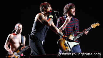 Flashback: Red Hot Chili Peppers Play ‘By the Way’ With John Frusciante in 2007