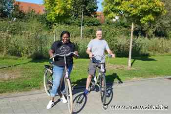 Volwassenen leren fietsen, ook Niels gemeenteraadslid Evelyn Ibie