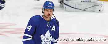 Matthews rejoint ses coéquipiers sur la glace