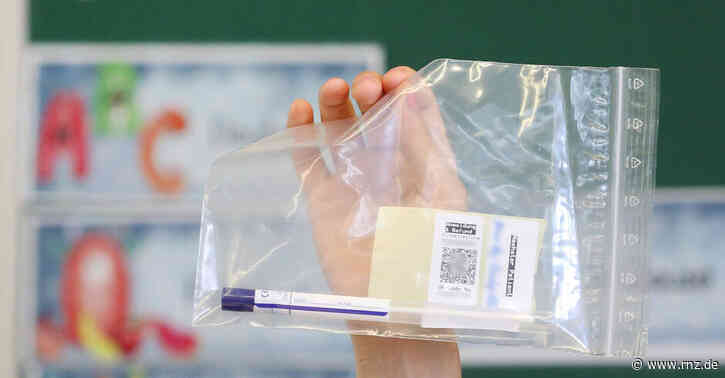 Mannheim:  Kinder lutschen am Wattestäbchen