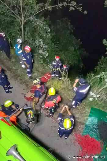 Vehículo con dos ocupantes cayó a un abismo en vías de Medellín - La FM