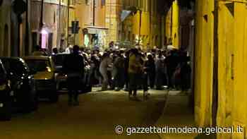 Movida e controlli a Modena: chiuso negozio e protesta per la folla davanti al pub - La Gazzetta di Modena