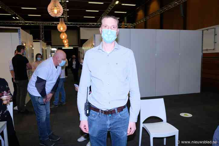 Parking al half opgedoekt, clubs palmen sporthal weer in: vaccinatiecentra met de handen in het haar door derde coronaprik