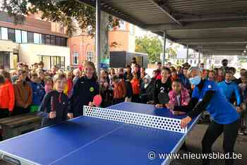 Tafeltennisclub schenkt gloednieuwe buitentafel aan basisschool