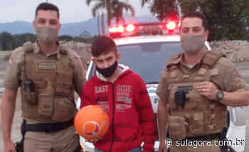 Estudante de Imbituba com deficiência realiza sonho de andar em viatura da PM - Sul. Agora