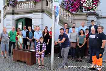 Lokale helden hijsen klimaatvlag (Lebbeke) - Het Nieuwsblad