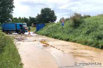 Rukkelingenweg in Millen afgesloten na groot waterlek (Riemst) - Het Belang van Limburg Mobile - Het Belang van Limburg