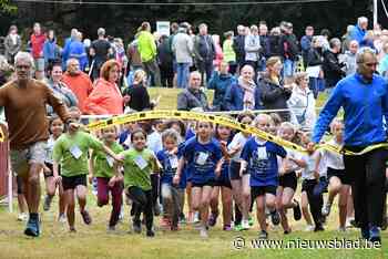 Honderden scholieren rennen coronaveilig door park
