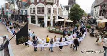 Tilburg valt even stil als indrukwekkend lint met namen van 160 slachtoffers door de straten trekt - BD.nl