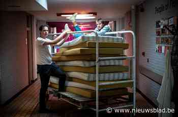 Kunstenaars halen uw oude matras op en bouwen er een theater mee - Het Nieuwsblad