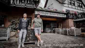 Flutwein-Gründer Peter Kriechel und Daniel Koller: "Wir haben beinahe 40.000 Liter Wein verloren"