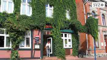 Museumsaktion in Parchim: Gitarre aus der Kneipe „anno poll“ kommt in Sonderausstellung | svz.de - svz – Schweriner Volkszeitung