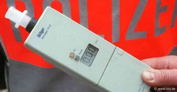 Mannheim:  Beim Ausparken einen Schluck aus der Weinflasche genommen