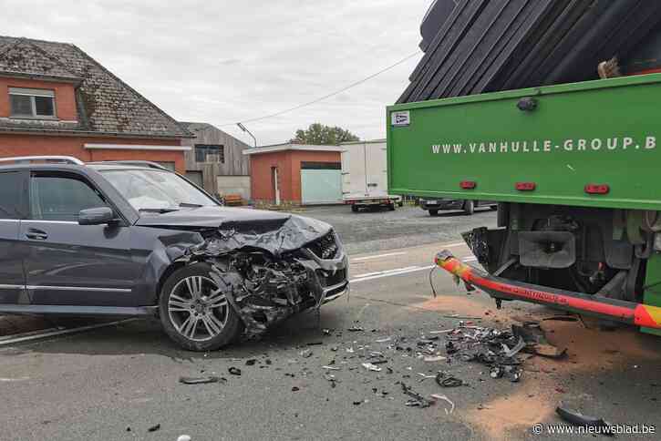 Terreinwagen rijdt op stilstaande vrachtwagen