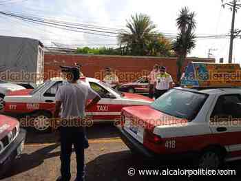 Tras petición de choferes, Tránsito desinfecta taxis de Coatepec - alcalorpolitico