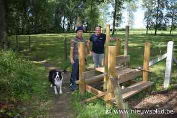 Voetweg is amper vrijgemaakt of hij wordt alweer afgesloten door buurtbewoners: “Bovendien worden de wegwijzers gestolen”