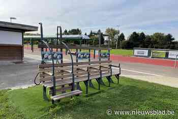 Beweegbank achter sporthal Den Uyt doet jong en oud bewegen op maat