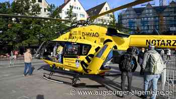 Rettungshubschrauber steht am Freitag vor dem Ulmer Münster