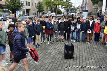 Walemse school herdenkt oorlogsslachtoffers: “Herdenkingsvlam zal hier blijven branden”
