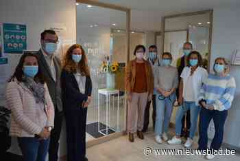 Gemeenten en zelfstandigen plaatsen ‘veerkrachtige slogans’ op hun gebouwen