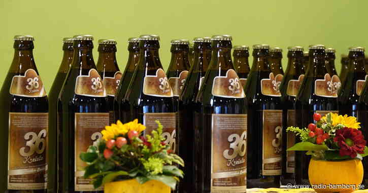 Das erste Fass des achten Bamberger Landkreisbieres „36 Kreisla“ ist angestochen.