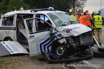 “Combi ging meerdere keren over de kop”: twee inspecteurs en autobestuurder zwaargewond na zware botsing
