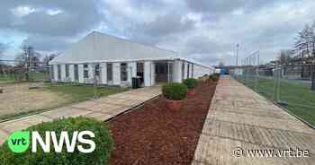 Vaccinatiecentrum Evergem blijft langer open voor derde prik: "Blij dat we ooit voor tenten hebben gekozen" - VRT NWS