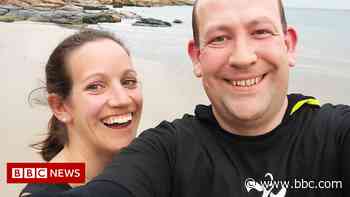 London Marathon: Suffolk man who ran with wife's ashes returns - BBC News