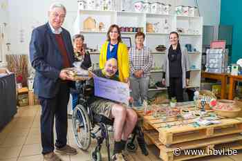 Deken Marcel Meysen schenkt cheque van 2310 euro aan Crea-atelier De Botermijn - Het Belang van Limburg