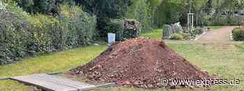 Mechernich: Baggerfahrer findet Leiche auf Friedhof - Express.de