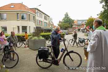 Succes voor eerste fietswijding in Lambertusparochie (Ekeren) - Het Nieuwsblad