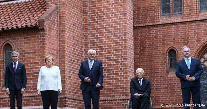 Tag der Einheit: Merkel fordert Einsatz für die Demokratie