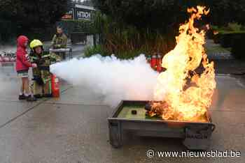 Kinderen leren blussen tijdens open dag Brandweerpost Mol