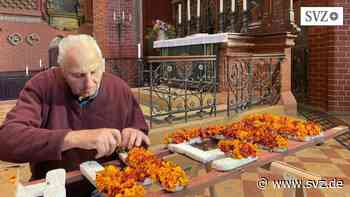 Erntedank in Parchim: Hier steckt Eckhard Seifferth hunderte Blüten mit der Nadel fest | svz.de - svz.de