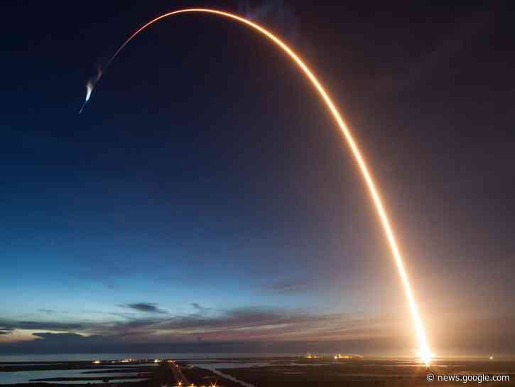 SpaceX's Dragon spacecraft caused a sonic boom in Florida after splashing down in the Atlantic, residents say - Yahoo News
