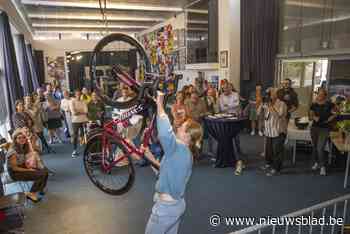 Nu is het echt voorbij: Jolien D'hoore hangt fiets letterlijk aan de haak - Het Nieuwsblad