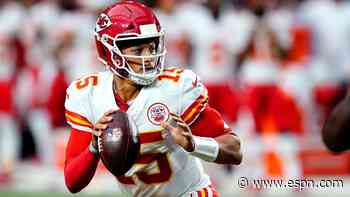 Chiefs' Patrick Mahomes throws underhand touchdown pass against Eagles