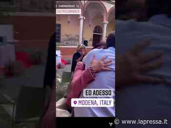 Modena, Renzi al Chiostro San Pietro: baci e abbracci. Covid è ricordo - La Pressa