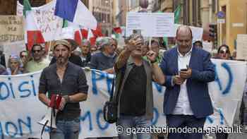 Modena. Altro corteo no-vax «Commercianti contro di noi? Li denunceremo» - La Gazzetta di Modena